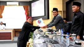 Ketua Fraksi Gelora Perjuangan, Mohammad Saedy Romli menyerahkan berkas PU Fraksi kepada Ketua DPRD Pamekasan, Ali Masykur. (KLIKMADURA)