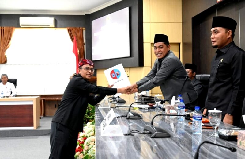 Ketua Fraksi Gelora Perjuangan, Mohammad Saedy Romli menyerahkan berkas PU Fraksi kepada Ketua DPRD Pamekasan, Ali Masykur. (KLIKMADURA)
