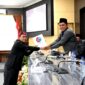 Ketua Fraksi Gelora Perjuangan, Mohammad Saedy Romli menyerahkan berkas PU Fraksi kepada Ketua DPRD Pamekasan, Ali Masykur. (KLIKMADURA)