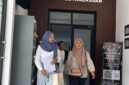 Kanjeng Melati Savira Puri didampingi kuasa hukumnya, Angelia Dwi Oktavia (kiri) keluar dari ruang penyidik Polres Pamekasan, Kamis (15/10/2026).