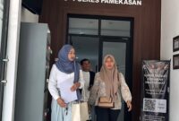 Kanjeng Melati Savira Puri didampingi kuasa hukumnya, Angelia Dwi Oktavia (kiri) keluar dari ruang penyidik Polres Pamekasan, Kamis (15/10/2026).