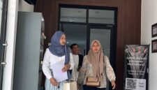 Kanjeng Melati Savira Puri didampingi kuasa hukumnya, Angelia Dwi Oktavia (kiri) keluar dari ruang penyidik Polres Pamekasan, Kamis (15/10/2026).