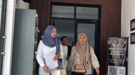Kanjeng Melati Savira Puri didampingi kuasa hukumnya, Angelia Dwi Oktavia (kiri) keluar dari ruang penyidik Polres Pamekasan, Kamis (15/10/2026).