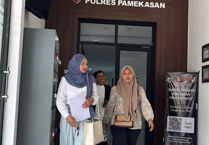 Kanjeng Melati Savira Puri didampingi kuasa hukumnya, Angelia Dwi Oktavia (kiri) keluar dari ruang penyidik Polres Pamekasan, Kamis (15/10/2026).