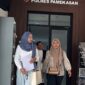 Kanjeng Melati Savira Puri didampingi kuasa hukumnya, Angelia Dwi Oktavia (kiri) keluar dari ruang penyidik Polres Pamekasan, Kamis (15/10/2026).