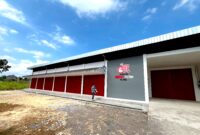 Warga berada di depan KDKMP Kelurahan Kowel beberapa waktu lalu (KLIK MADURA).