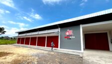 Warga berada di depan KDKMP Kelurahan Kowel beberapa waktu lalu (KLIK MADURA).