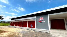 Warga berada di depan KDKMP Kelurahan Kowel beberapa waktu lalu (KLIK MADURA).