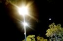 Salah satu lampu penerangan jalan umum (LPJU) di Kabupaten Sampang. (KLIKMADURA)