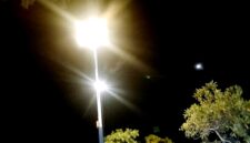 Salah satu lampu penerangan jalan umum (LPJU) di Kabupaten Sampang. (KLIKMADURA)