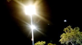 Salah satu lampu penerangan jalan umum (LPJU) di Kabupaten Sampang. (KLIKMADURA)