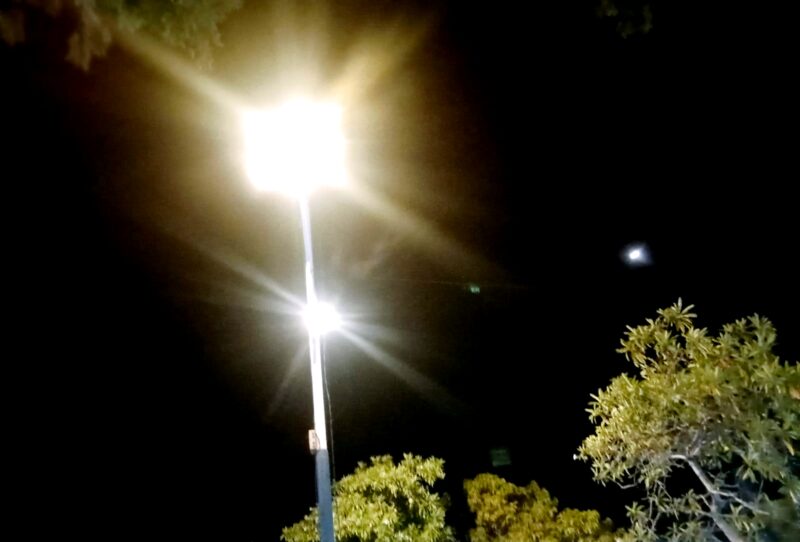 Salah satu lampu penerangan jalan umum (LPJU) di Kabupaten Sampang. (KLIKMADURA)