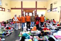 Bupati Sumenep Dr. Achmad Fauzi Wongsojudo foto bersama panitia dan peserta lomba mewarnai. (KLIKMADURA)