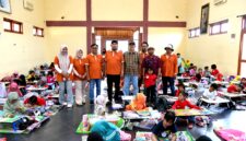 Bupati Sumenep Dr. Achmad Fauzi Wongsojudo foto bersama panitia dan peserta lomba mewarnai. (KLIKMADURA)