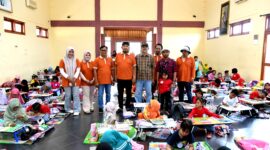 Bupati Sumenep Dr. Achmad Fauzi Wongsojudo foto bersama panitia dan peserta lomba mewarnai. (KLIKMADURA)
