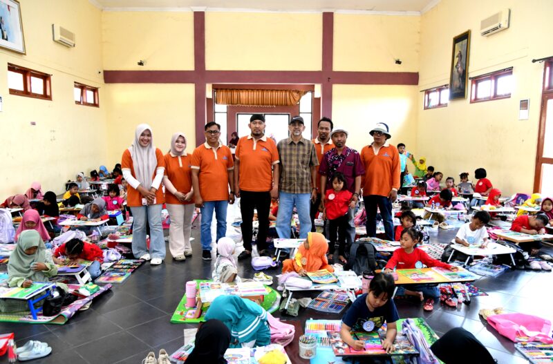 Bupati Sumenep Dr. Achmad Fauzi Wongsojudo foto bersama panitia dan peserta lomba mewarnai. (KLIKMADURA)
