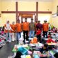 Bupati Sumenep Dr. Achmad Fauzi Wongsojudo foto bersama panitia dan peserta lomba mewarnai. (KLIKMADURA)