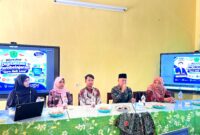 Kepala Disdikbud Pamekasan Basri Yulianto menyampaikan sambutan dalam kegiatan di SDN Kowel 3 Pamekasan, Sabtu (17/10/2026). (LAILIYATUN NURIYAH/KLIK MADURA)