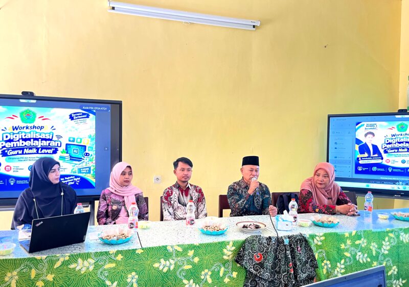 Kepala Disdikbud Pamekasan Basri Yulianto menyampaikan sambutan dalam kegiatan di SDN Kowel 3 Pamekasan, Sabtu (17/10/2026). (LAILIYATUN NURIYAH/KLIK MADURA)