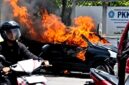 Warga berada di sekitar Mobil Xenia yang terbakar. (KLIKMADURA)