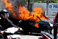Warga berada di sekitar Mobil Xenia yang terbakar. (KLIKMADURA)