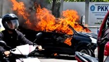 Warga berada di sekitar Mobil Xenia yang terbakar. (KLIKMADURA)