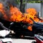 Warga berada di sekitar Mobil Xenia yang terbakar. (KLIKMADURA)
