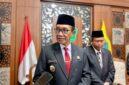 Bupati Pamekasan KH. Kholilurrahman saat diwawancarai awak media. (KLIKMADURA)