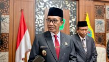Bupati Pamekasan KH. Kholilurrahman saat diwawancarai awak media. (KLIKMADURA)
