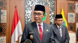 Bupati Pamekasan KH. Kholilurrahman saat diwawancarai awak media. (KLIKMADURA)