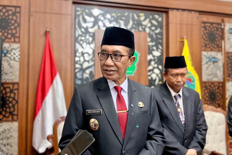 Bupati Pamekasan KH. Kholilurrahman saat diwawancarai awak media. (KLIKMADURA)