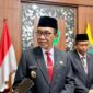 Bupati Pamekasan KH. Kholilurrahman saat diwawancarai awak media. (KLIKMADURA)