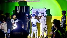 Personel Satpol PP Pamekasan bersama aparat gabungan menyegel salah satu tempat hiburan di Pamekasan. (KLIKMADURA)