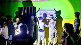 Personel Satpol PP Pamekasan bersama aparat gabungan menyegel salah satu tempat hiburan di Pamekasan. (KLIKMADURA)