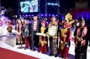 Bupati Sumenep, Achmad Fauzi Wongsojudo didampingi Wabup KH. Imam Hasyim saat menghadiri prosesi Arya Wiraraja dan Festival Tong-tong dalam rangkaian Kharisma Event Nusantara di halaman Masjid Jamik Sumenep