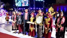Bupati Sumenep, Achmad Fauzi Wongsojudo didampingi Wabup KH. Imam Hasyim saat menghadiri prosesi Arya Wiraraja dan Festival Tong-tong dalam rangkaian Kharisma Event Nusantara di halaman Masjid Jamik Sumenep