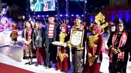 Bupati Sumenep, Achmad Fauzi Wongsojudo didampingi Wabup KH. Imam Hasyim saat menghadiri prosesi Arya Wiraraja dan Festival Tong-tong dalam rangkaian Kharisma Event Nusantara di halaman Masjid Jamik Sumenep