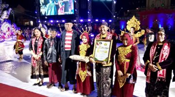 Bupati Sumenep, Achmad Fauzi Wongsojudo didampingi Wabup KH. Imam Hasyim saat menghadiri prosesi Arya Wiraraja dan Festival Tong-tong dalam rangkaian Kharisma Event Nusantara di halaman Masjid Jamik Sumenep