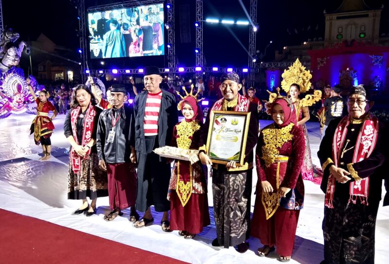 Bupati Sumenep, Achmad Fauzi Wongsojudo didampingi Wabup KH. Imam Hasyim saat menghadiri prosesi Arya Wiraraja dan Festival Tong-tong dalam rangkaian Kharisma Event Nusantara di halaman Masjid Jamik Sumenep
