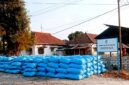 Tumpukan garam berada di tempat penyimpanan milik PT. Garam (persero) di Kabupaten Sampang. (KLIKMADURA)
