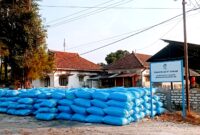 Tumpukan garam berada di tempat penyimpanan milik PT. Garam (persero) di Kabupaten Sampang. (KLIKMADURA)