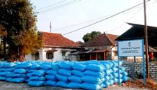 Tumpukan garam berada di tempat penyimpanan milik PT. Garam (persero) di Kabupaten Sampang. (KLIKMADURA)