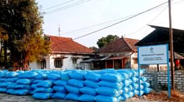Tumpukan garam berada di tempat penyimpanan milik PT. Garam (persero) di Kabupaten Sampang. (KLIKMADURA)