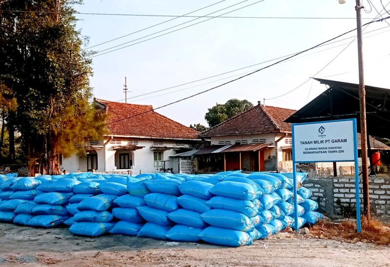 Tumpukan garam berada di tempat penyimpanan milik PT. Garam (persero) di Kabupaten Sampang. (KLIKMADURA)