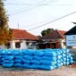 Tumpukan garam berada di tempat penyimpanan milik PT. Garam (persero) di Kabupaten Sampang. (KLIKMADURA)