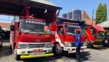 Petugas damkar mengecek kondisi armada pemadam kebakaran, Senin (19/10/2026). (LAILIYATUN NURIYAH/KLIK MADURA)