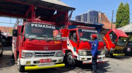 Petugas damkar mengecek kondisi armada pemadam kebakaran, Senin (19/10/2026). (LAILIYATUN NURIYAH/KLIK MADURA)