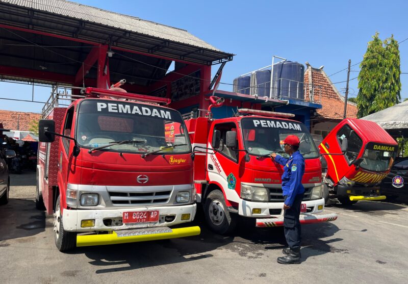 Petugas damkar mengecek kondisi armada pemadam kebakaran, Senin (19/10/2026). (LAILIYATUN NURIYAH/KLIK MADURA)