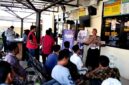 Personel Satlantas Polres Sampang saat menyampaikan sosialisasi kepada masyarakat. (KLIKMADURA)