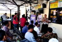 Personel Satlantas Polres Sampang saat menyampaikan sosialisasi kepada masyarakat. (KLIKMADURA)